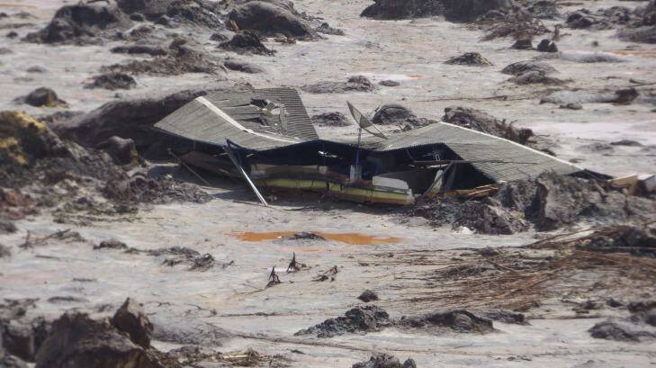 A farmhouse buried in mud in Bento Rodrigues valley as a result of BHP-Vale's Samarco dam failure.  Photo: Steve Yolen