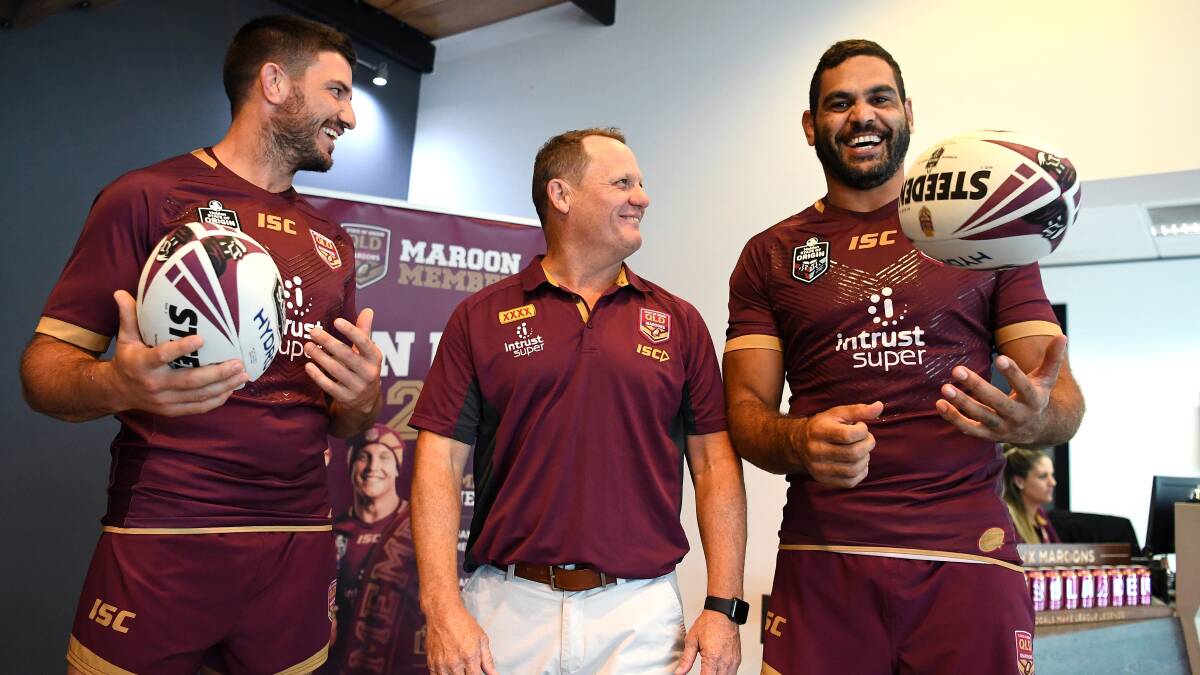 Queensland Maroons coach Kevin Walters (centre) and players Greg Inglis (right) and Macksville's Matt Gillett pose for a photo during a media event in Brisbane. (AAP Image/Dan Peled)