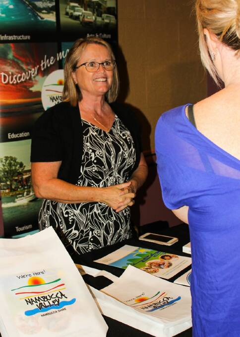 Tina Birtles talks with a member of the ADF about the benefits of relocating to the Nambucca Valley.