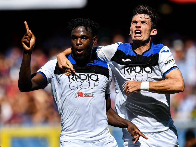 Duvan Zapata (L) has scored a winner in stoppage time to help Atalanta to a 2-1 win over Genoa.