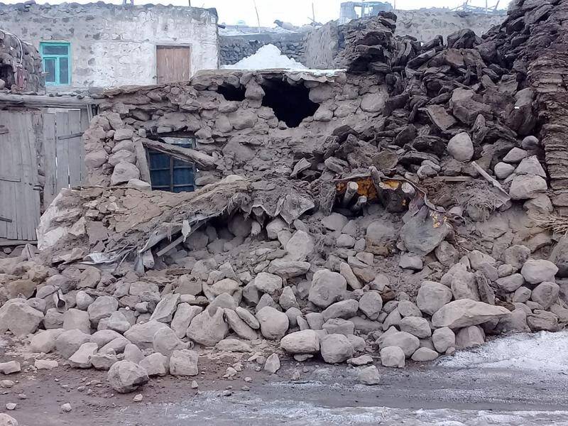 An earthquake in southeast Turkey has killed nine people and destroyed more than 1000 buildings.